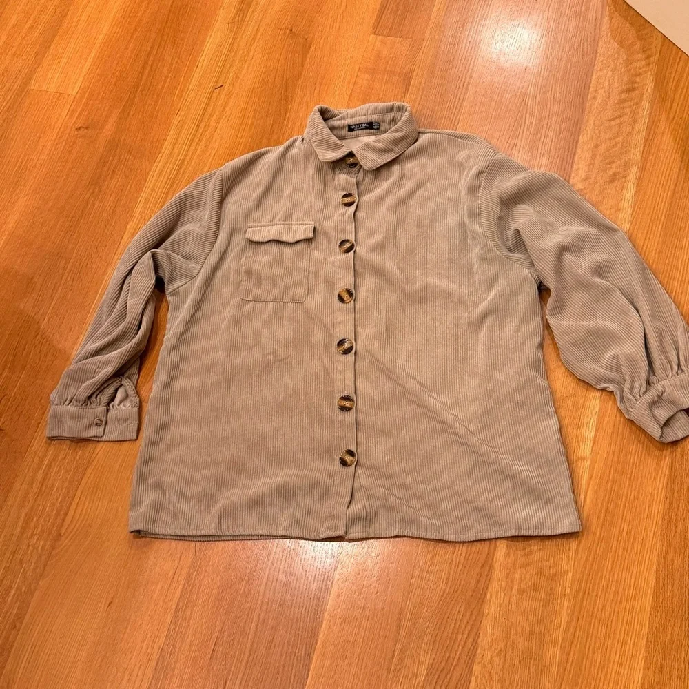 Nasty Gal Taupe Corduroy Button Down Shirt Size 8 Oversized l, Casual, Grunge - Picture 2 of 9